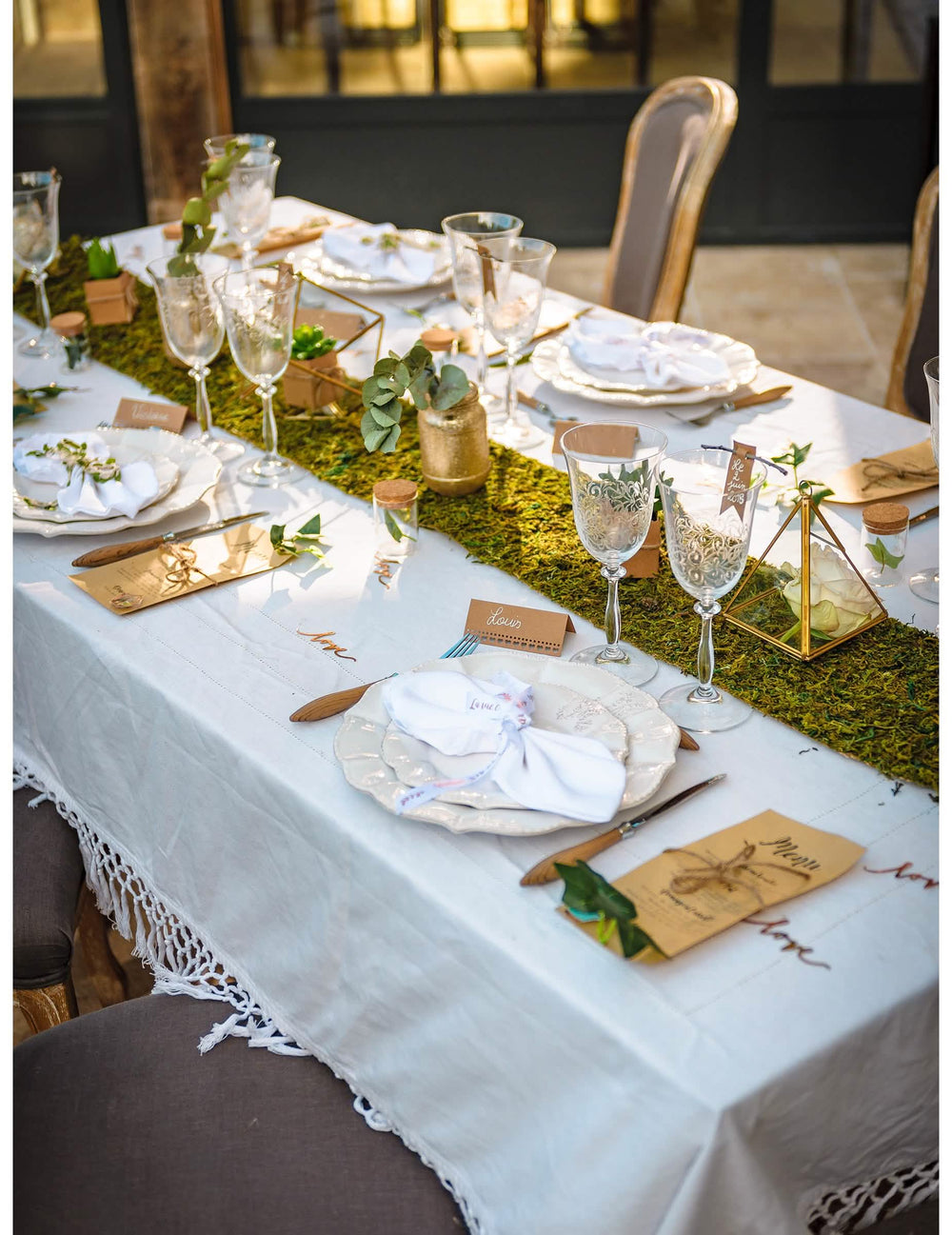 Encenação do caminho de mesa vegetal para decoração de mesa