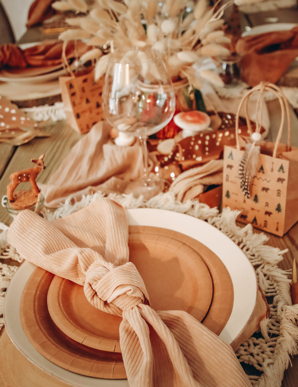 Mise en situation du chemin de table velours côtelé pour mariage