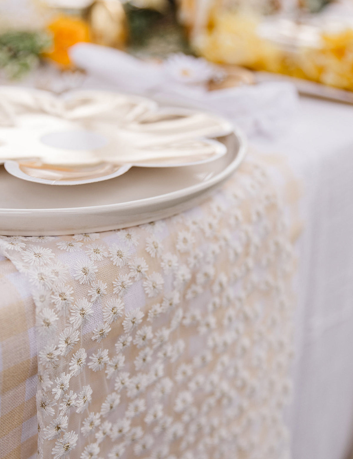 Détail des broderies du chemin de table voile brodé à fleurs