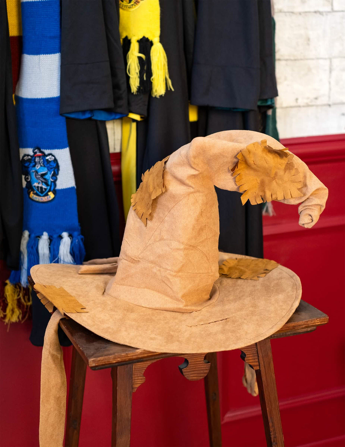Vista de perfil do Chapéu Selecionador luxo Harry Potter para adulto