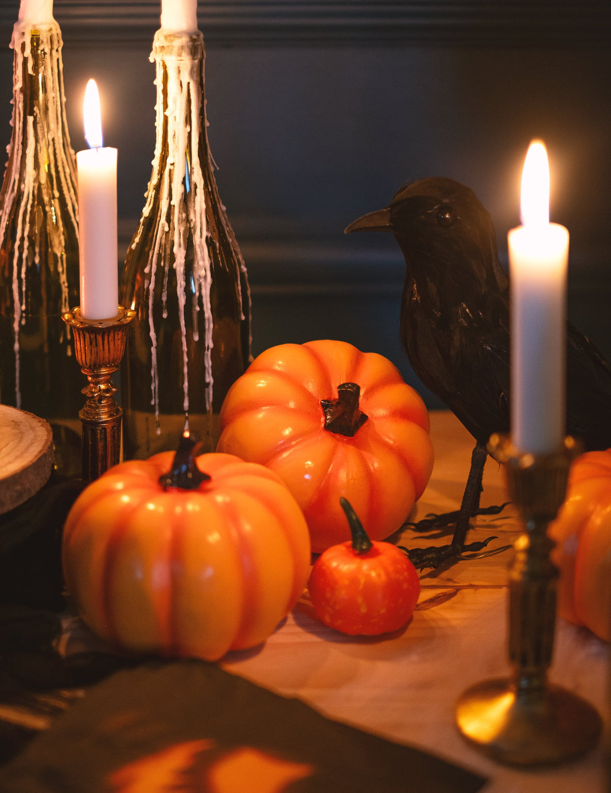 Mise en scène avec corbeau et bougies de la citrouille en résine d'Halloween