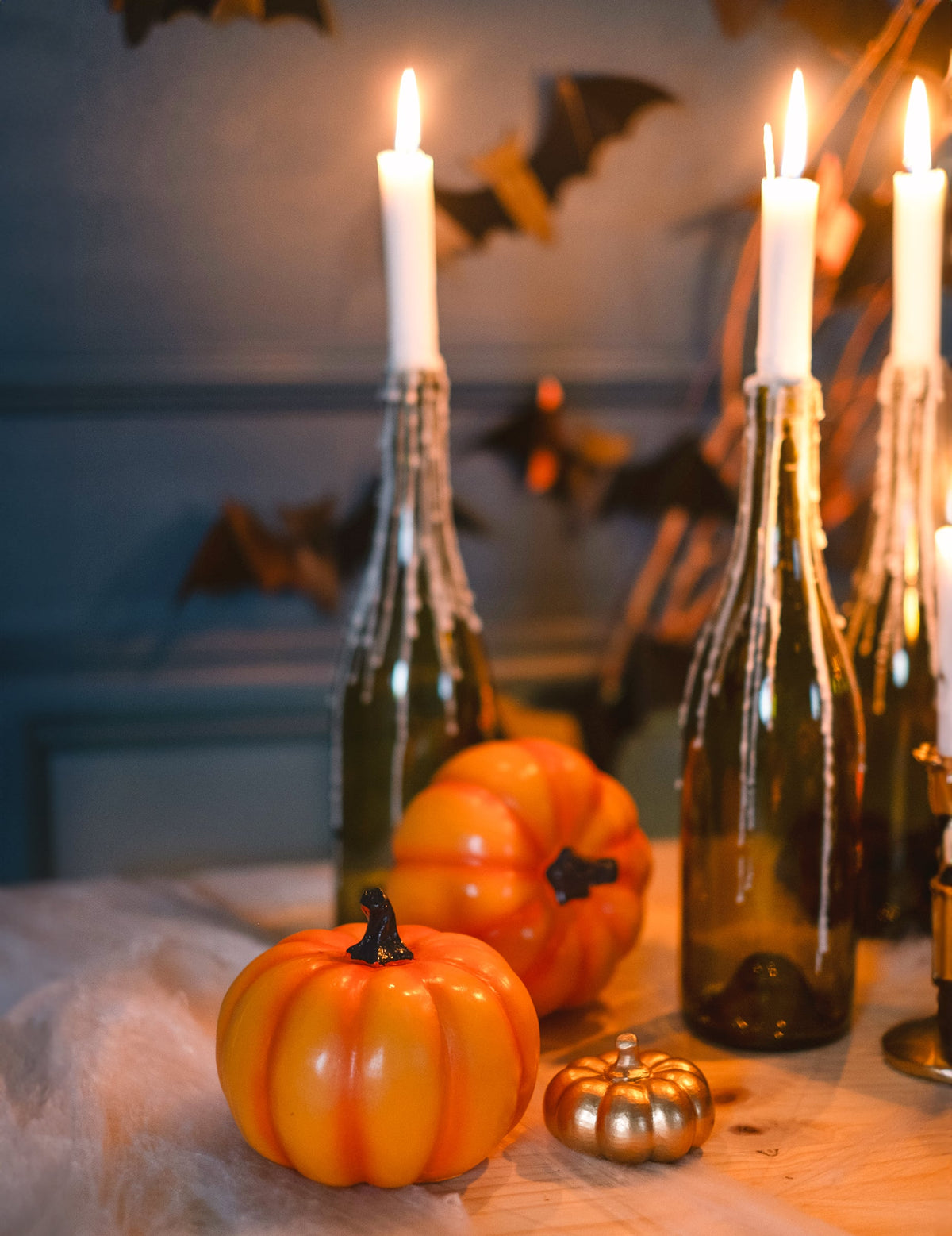 Mise en scène avec bouteilles et bougies de la citrouille en résine d'Halloween