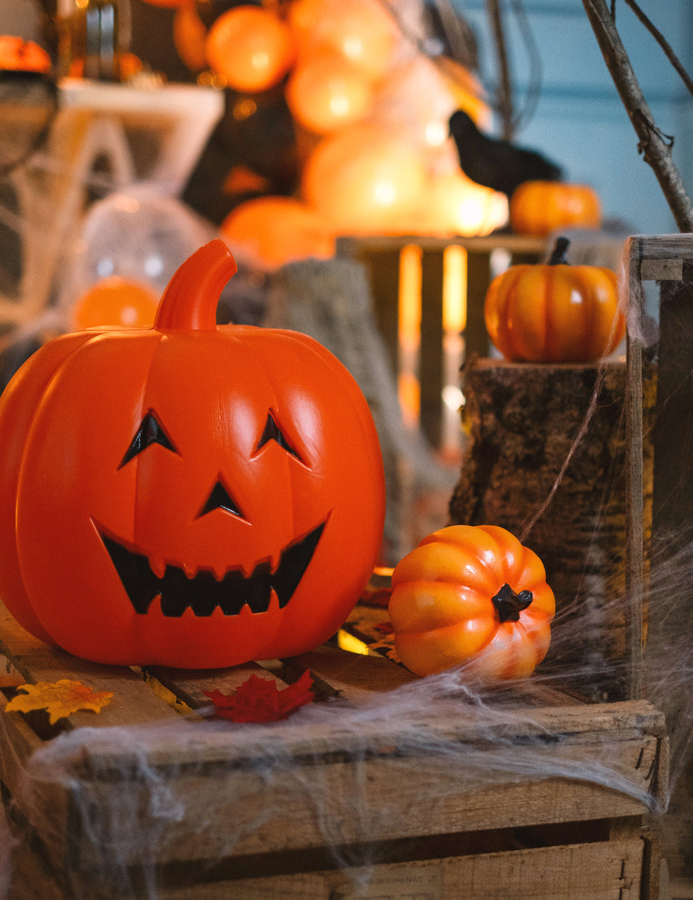 Mise en scène avec toiles d'araignée de la citrouille en résine d'Halloween