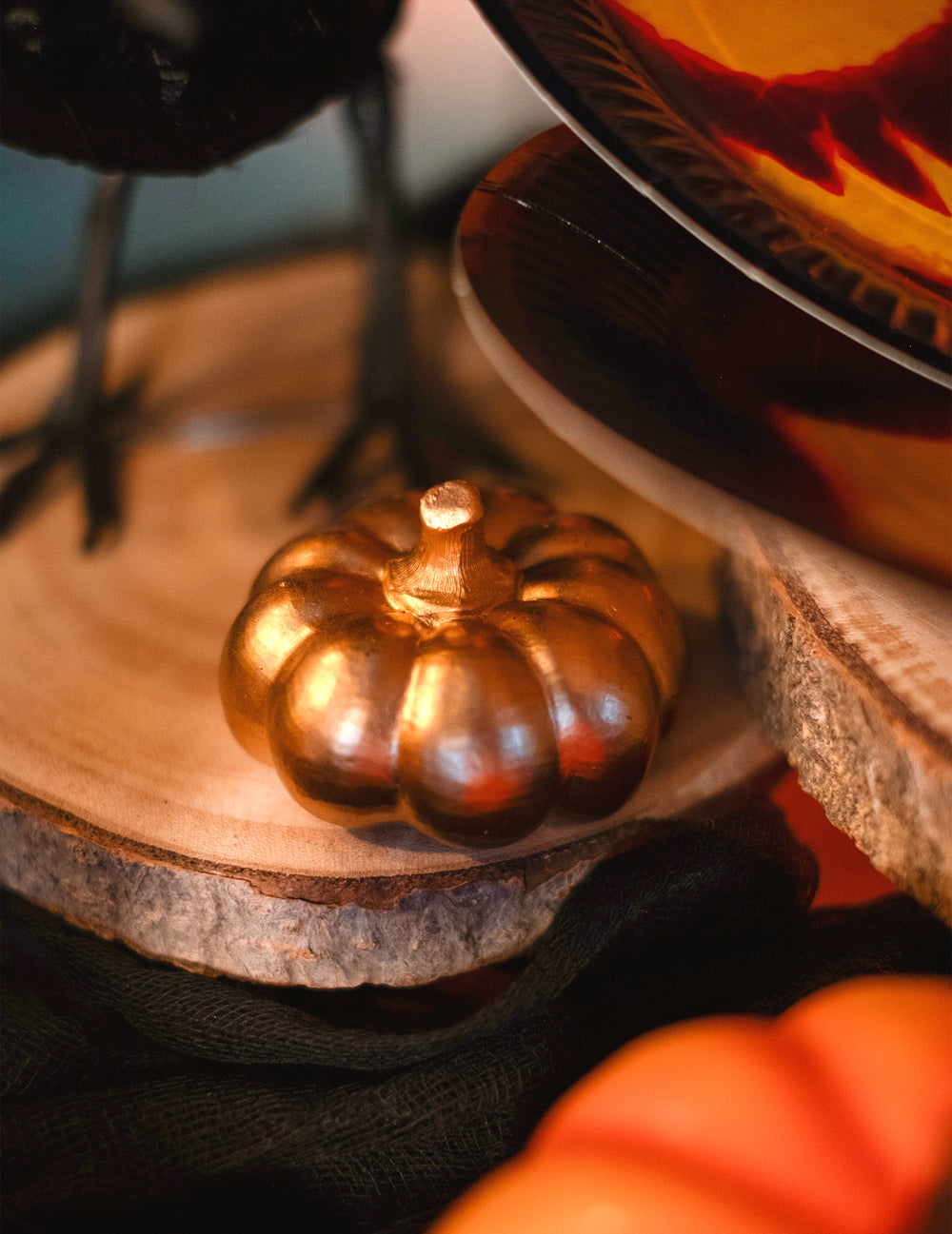Gros plan sur la finition dorée de la citrouille en résine d'Halloween