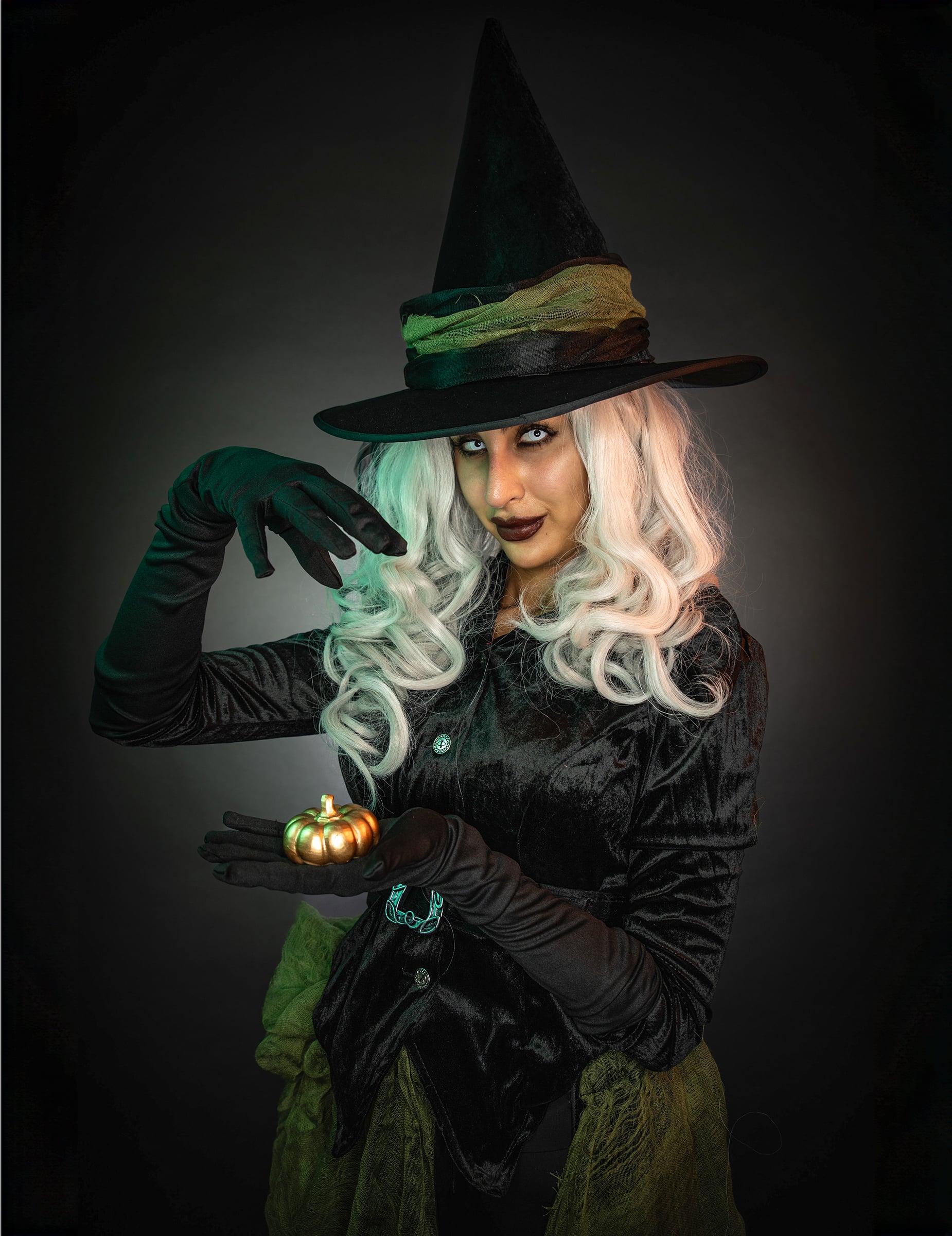 Mise en scène avec une sorcière de la Citrouille en résine d'Halloween pour décoration