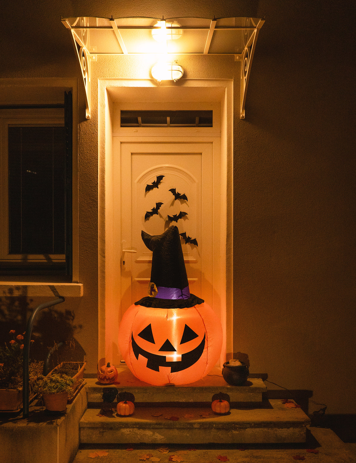 Citrouille gonflable lumineuse Halloween orange avec chapeau de sorcière noir