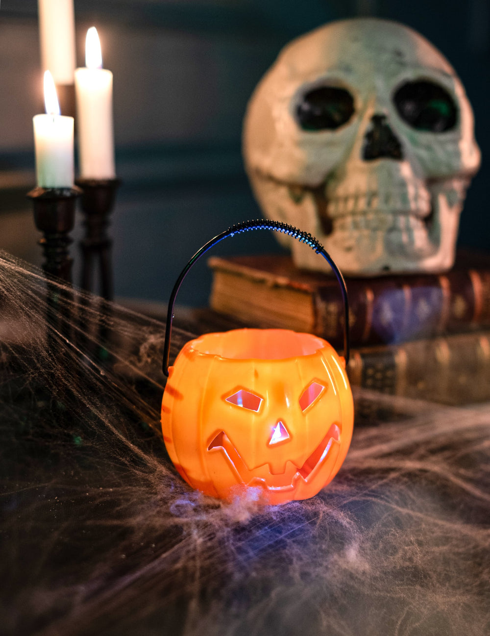 Détail du visage illuminé de la citrouille lumineuse Halloween