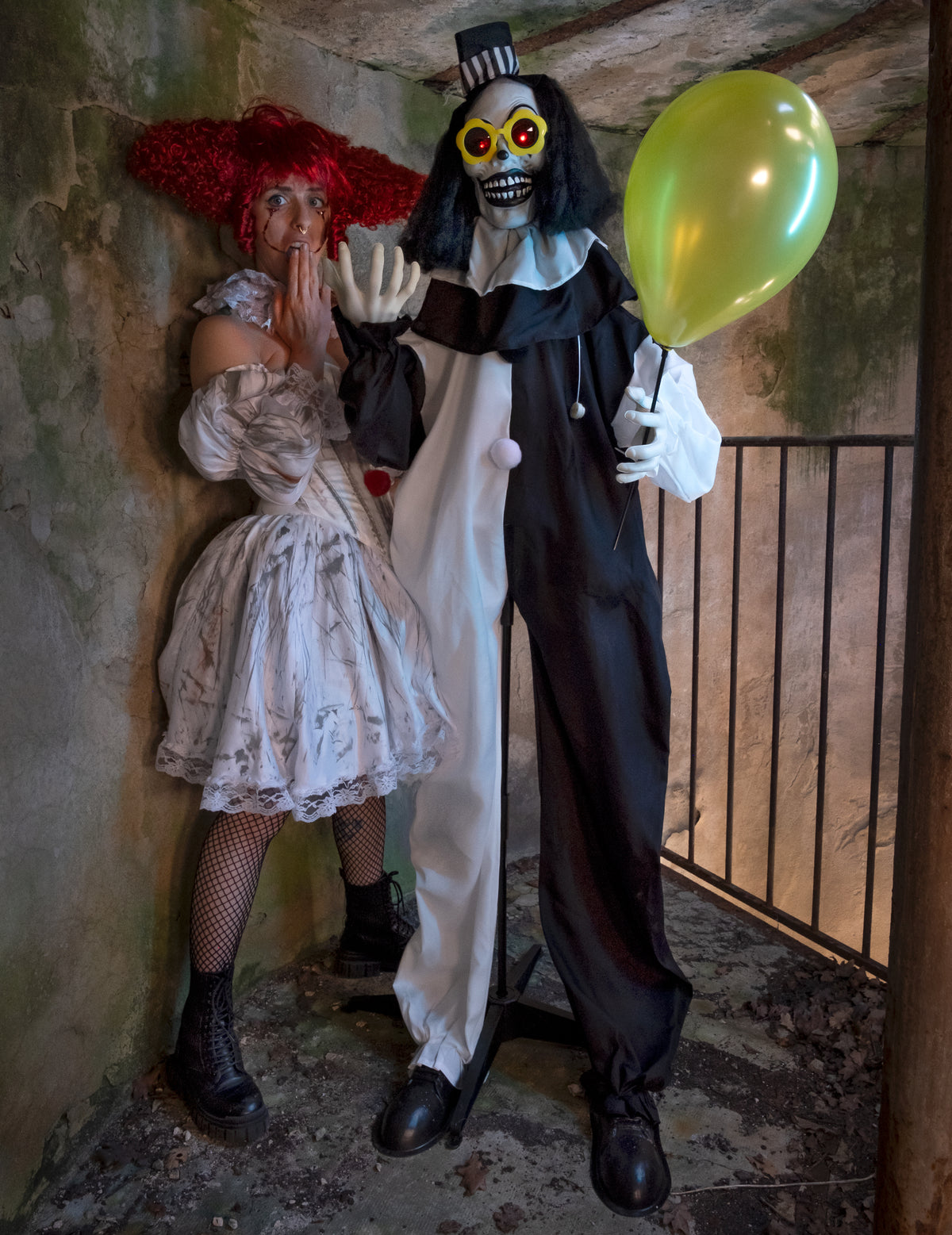 Clown effrayant animé pour Halloween noir et blanc avec yeux lumineux et ballon jaune