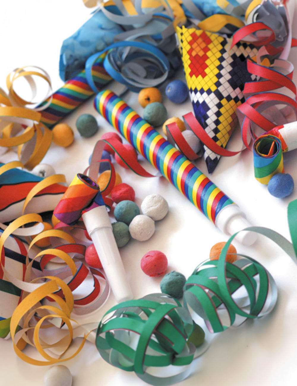 Détail des serpentins et sans-gênes du coffret cotillons multicolores pour 50 personnes