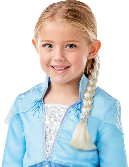 Gros plan sur la tresse et le bustier du coffret déguisement et tresse Elsa La Reine des neiges 2