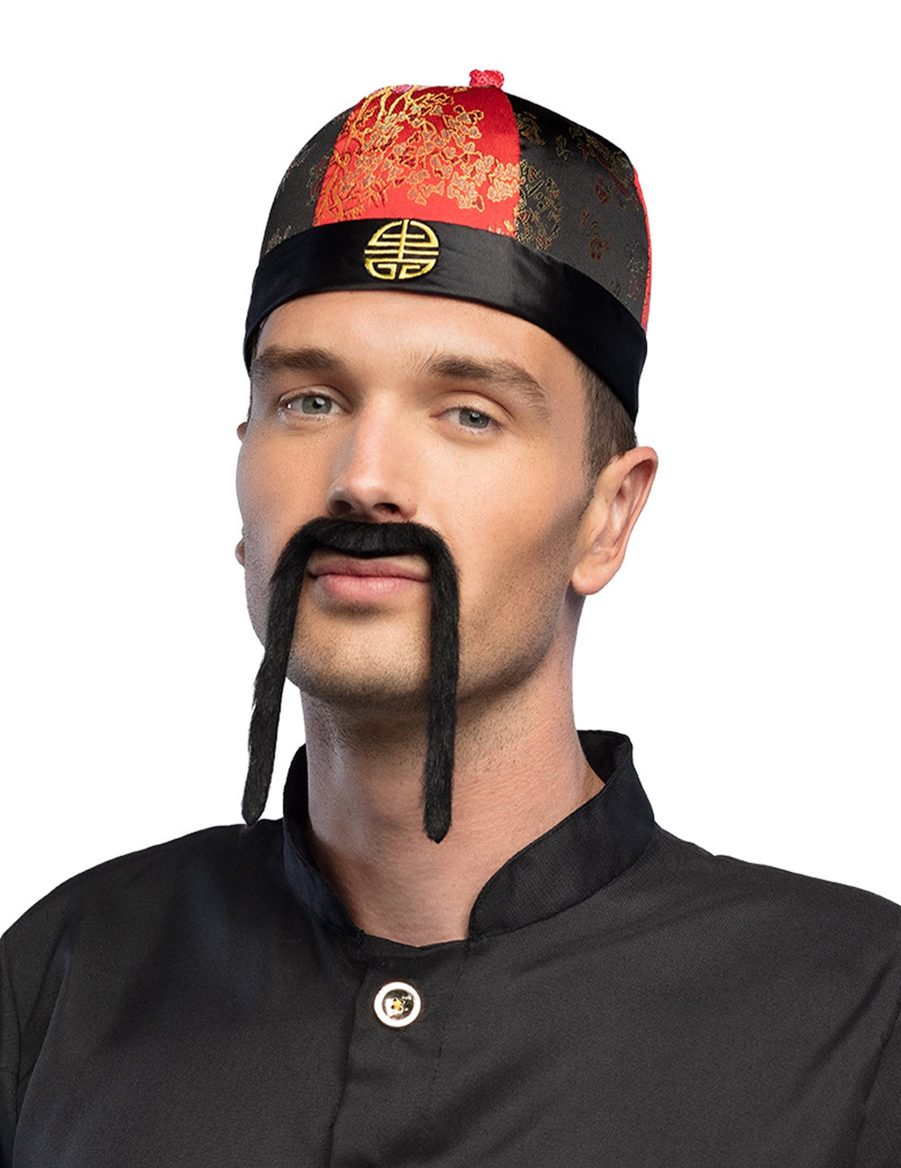 Gros plan sur le motif frontal du coiffe chinois avec tresses