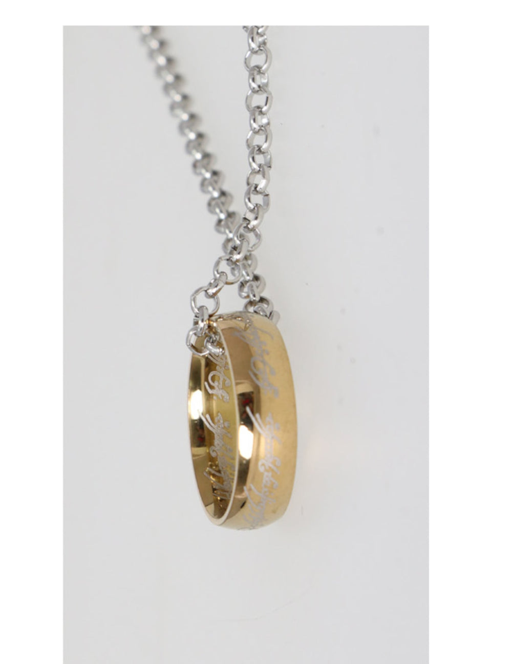 Détail des inscriptions de l'anneau du collier anneau doré pour adulte