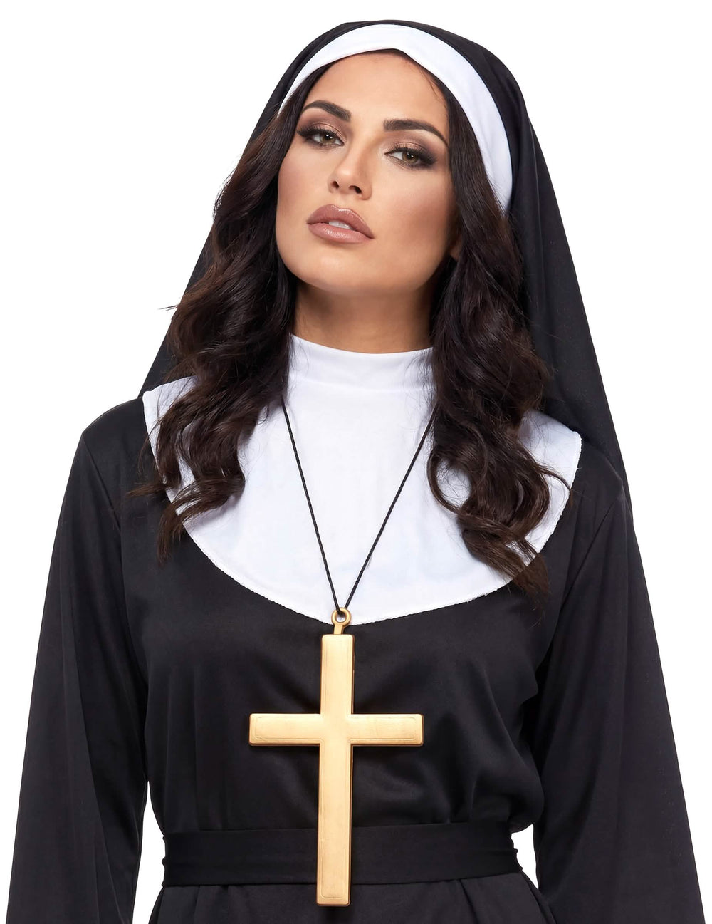 Vue du pendentif porté sur un costume de nonne du collier croix de moine