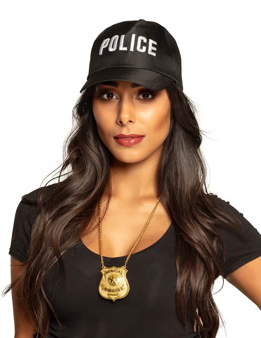 Vista frontal do colar em metal insígnia polícia