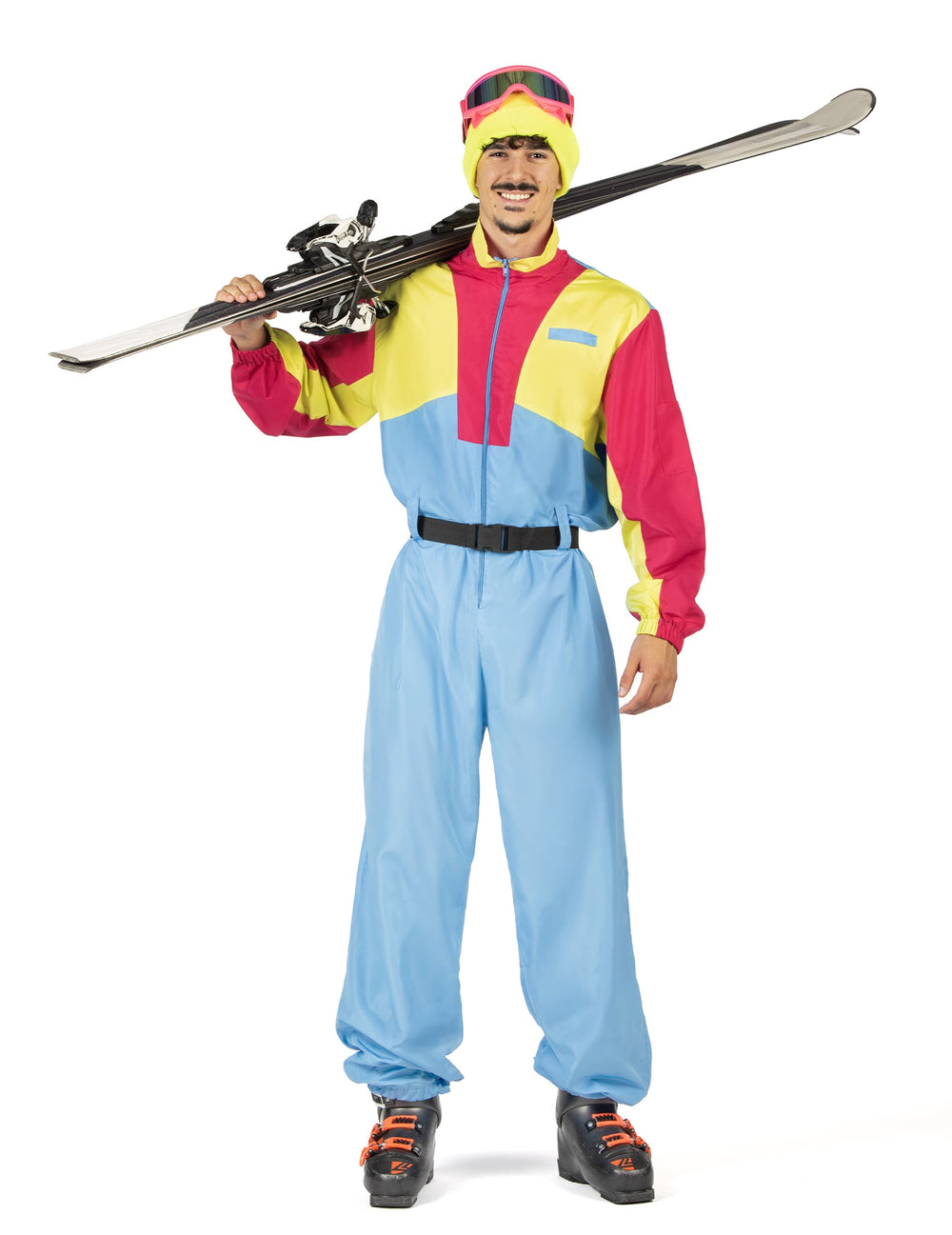 Vue de face avec skis de la combinaison de ski vintage pour homme