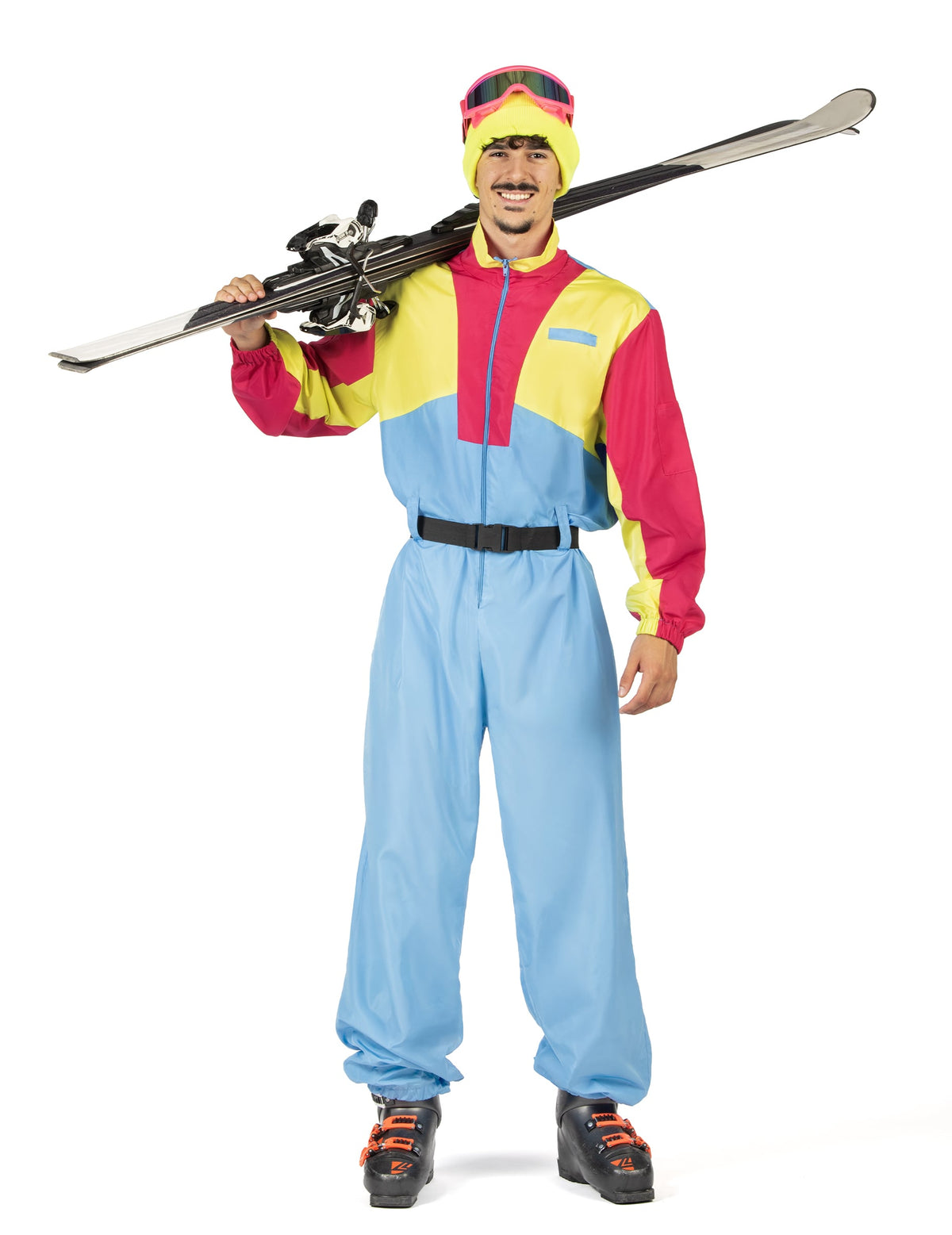 Vue de face avec skis de la combinaison de ski vintage pour homme