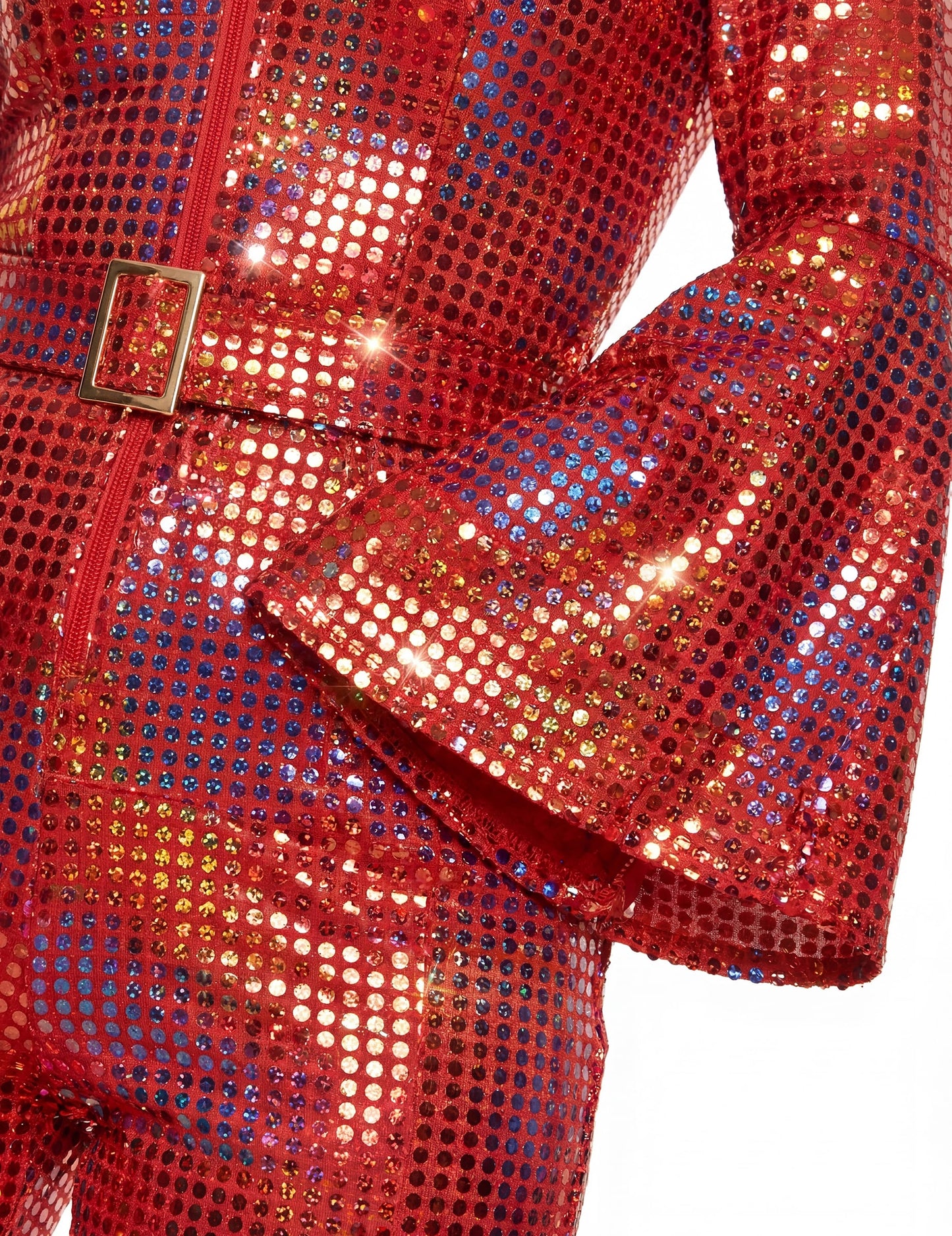 Détail des sequins et de la manche évasée de la combinaison disco pour femme
