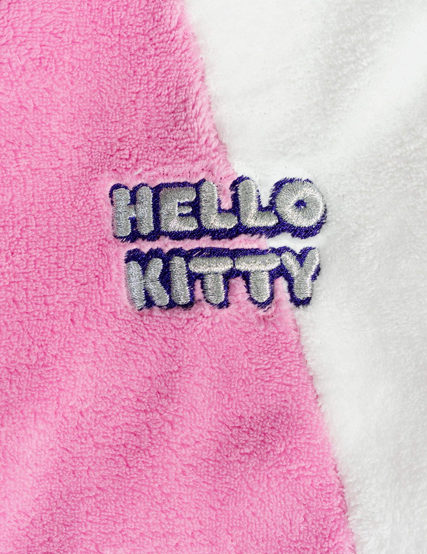 Détail de la broderie du logo de la combinaison Hello Kitty™ pour enfant