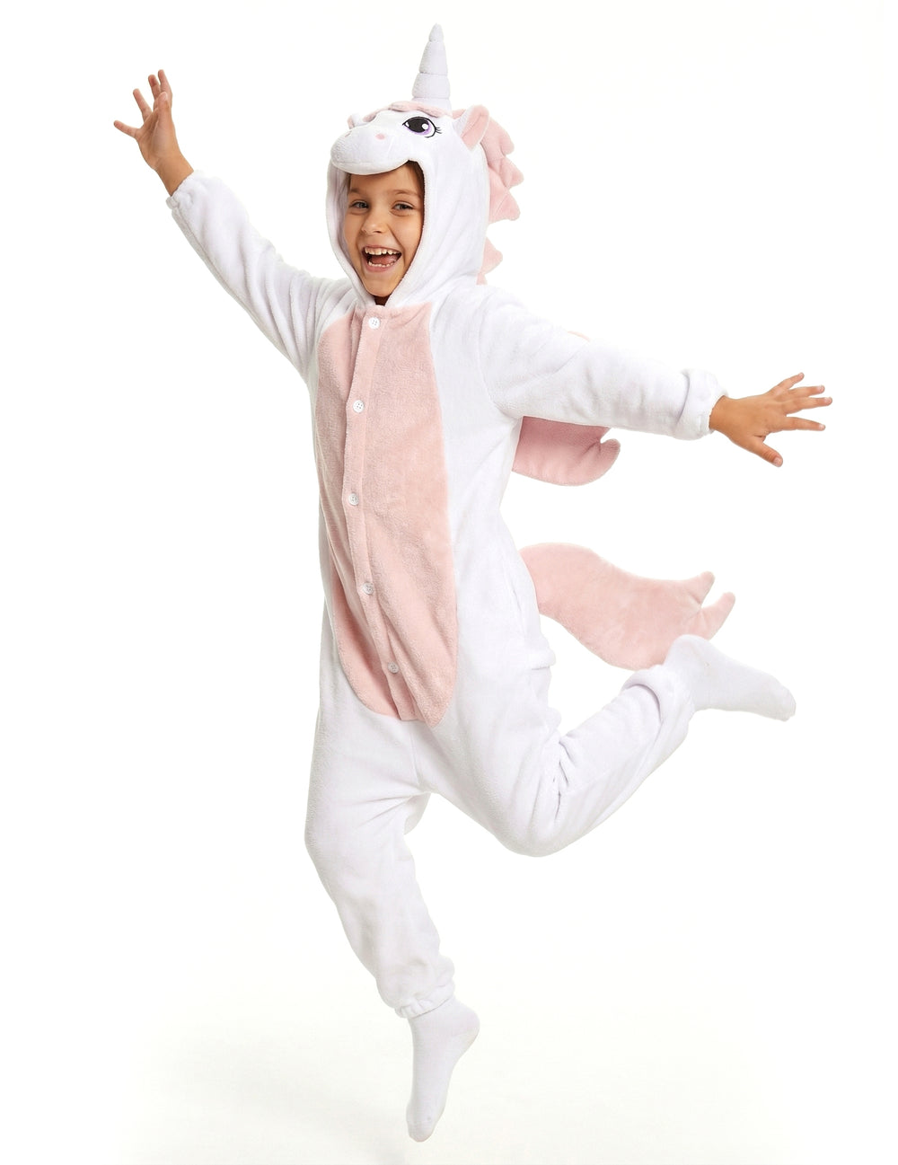 Vue de l'enfant sautant avec la combinaison licorne pour enfant