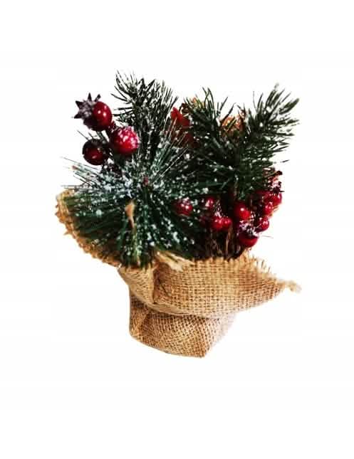 Composição de natal com bagas vermelhas e abetos nevados para decoração em vaso de juta
