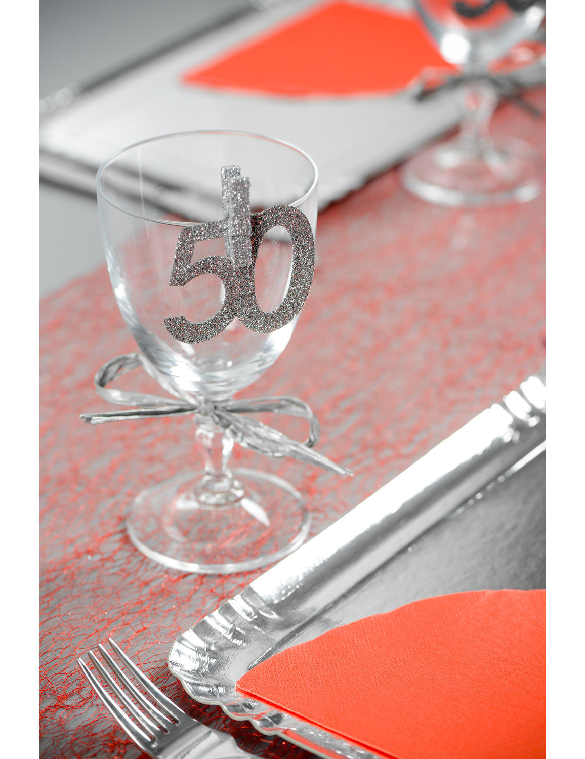 Mise en situation sur un verre des confettis anniversaire 50 ans