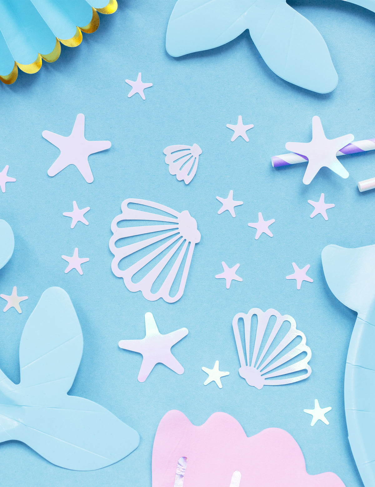 Mise en situation des confettis de table coquillages et étoiles de mer iridescents