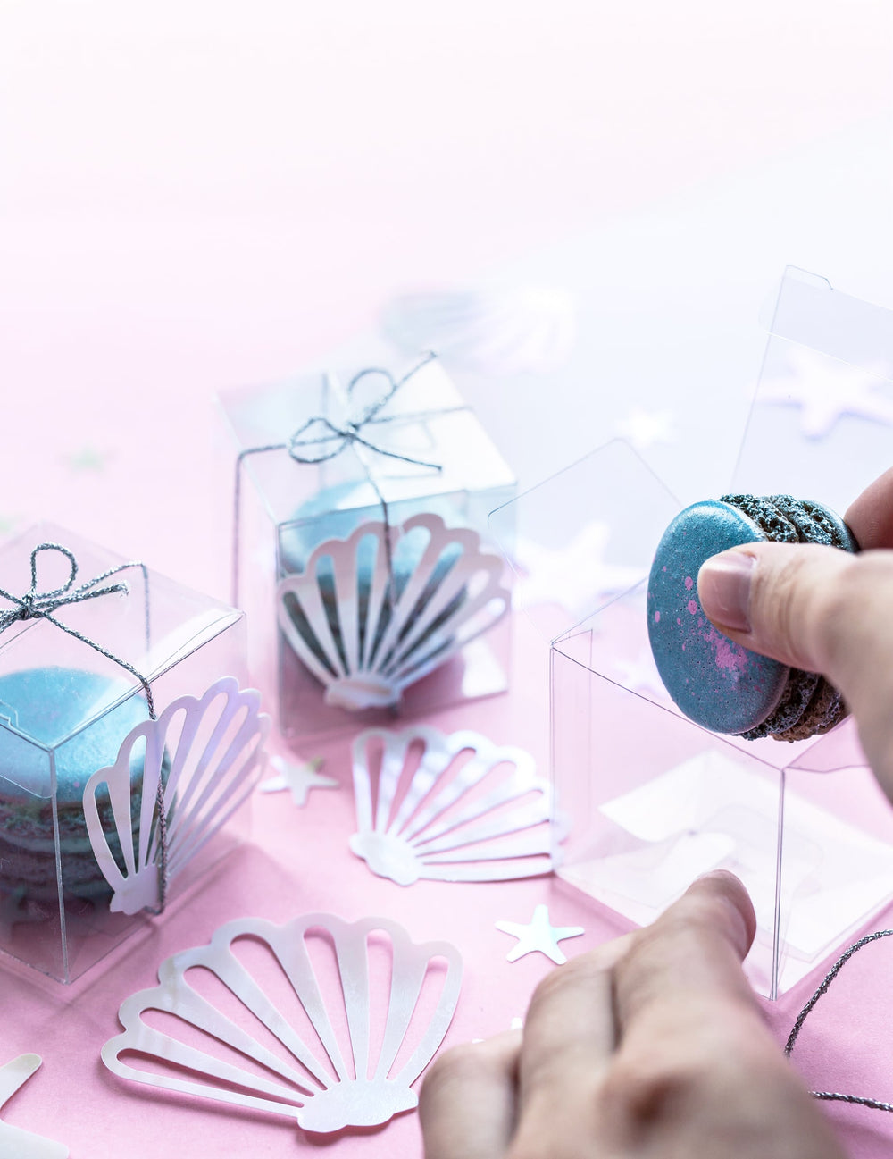 Utilisation sur boîte cadeau du confettis de table coquillages et étoiles de mer iridescents