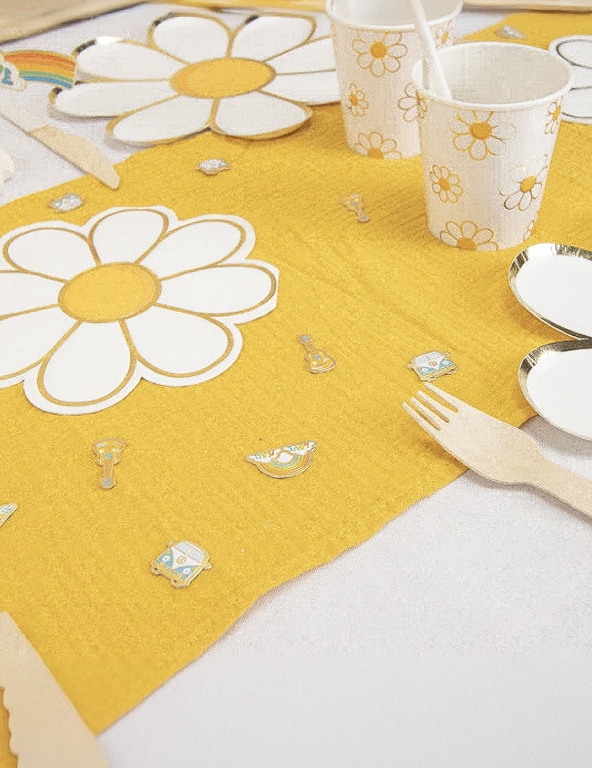 Mise en situation sur table décorée des confettis de table en papier Hippie Party
