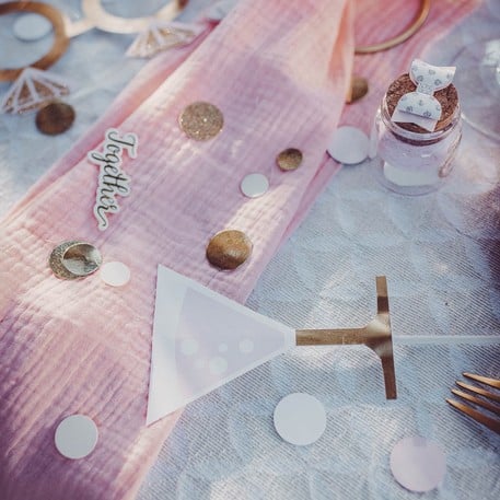 Mise en situation sur une table des confettis de table pour fête