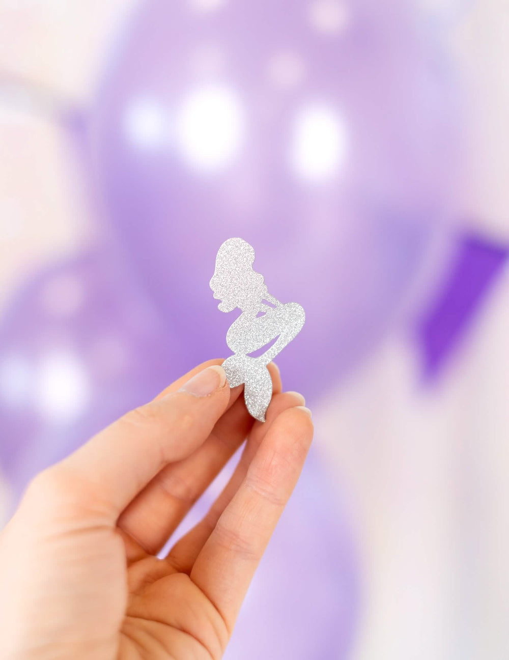 Grande plano de um confetti prateado com brilho dos confettis de mesa sereias