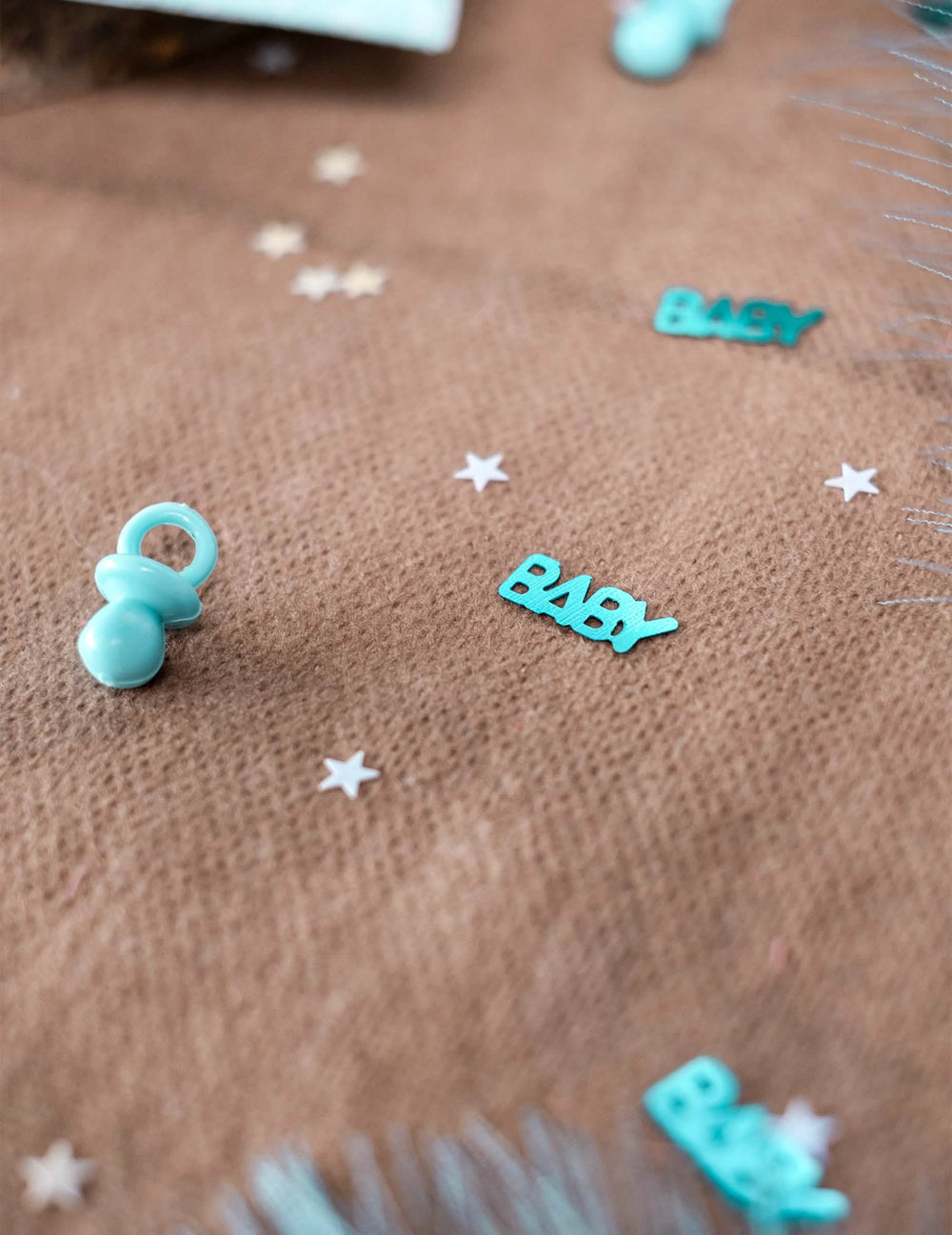 Grande plano sobre as formas dos confettis chupeta baby para baby shower