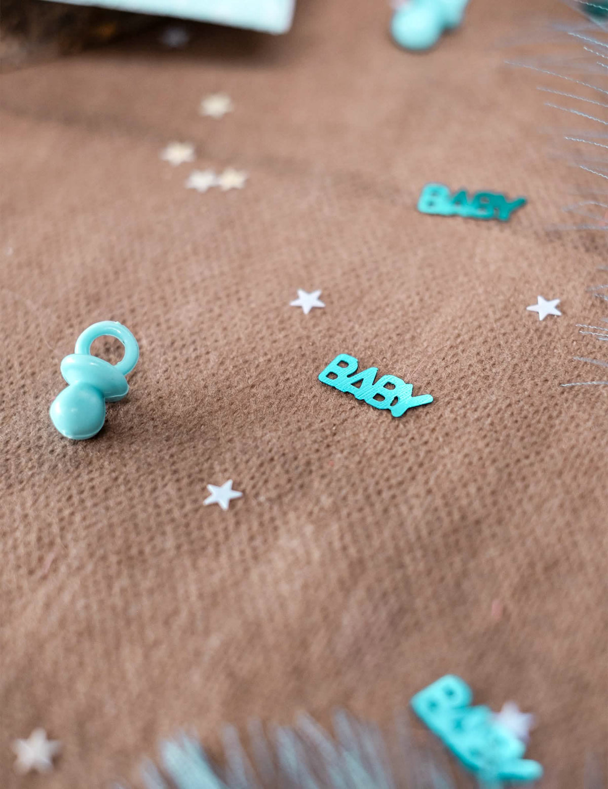 Grande plano sobre as formas dos confettis chupeta baby para baby shower