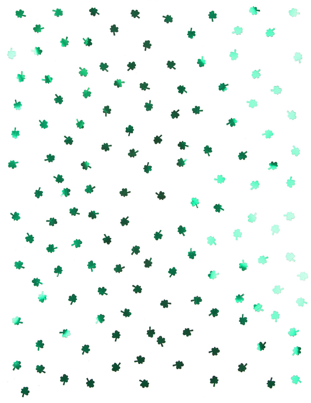 Gros plan sur la répartition des confettis trèfles St Patrick