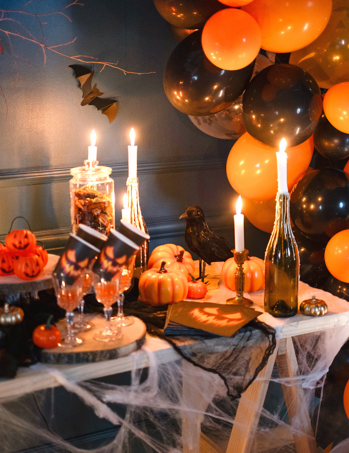 Décoration de table du corbeau en plumes pour décoration d'Halloween