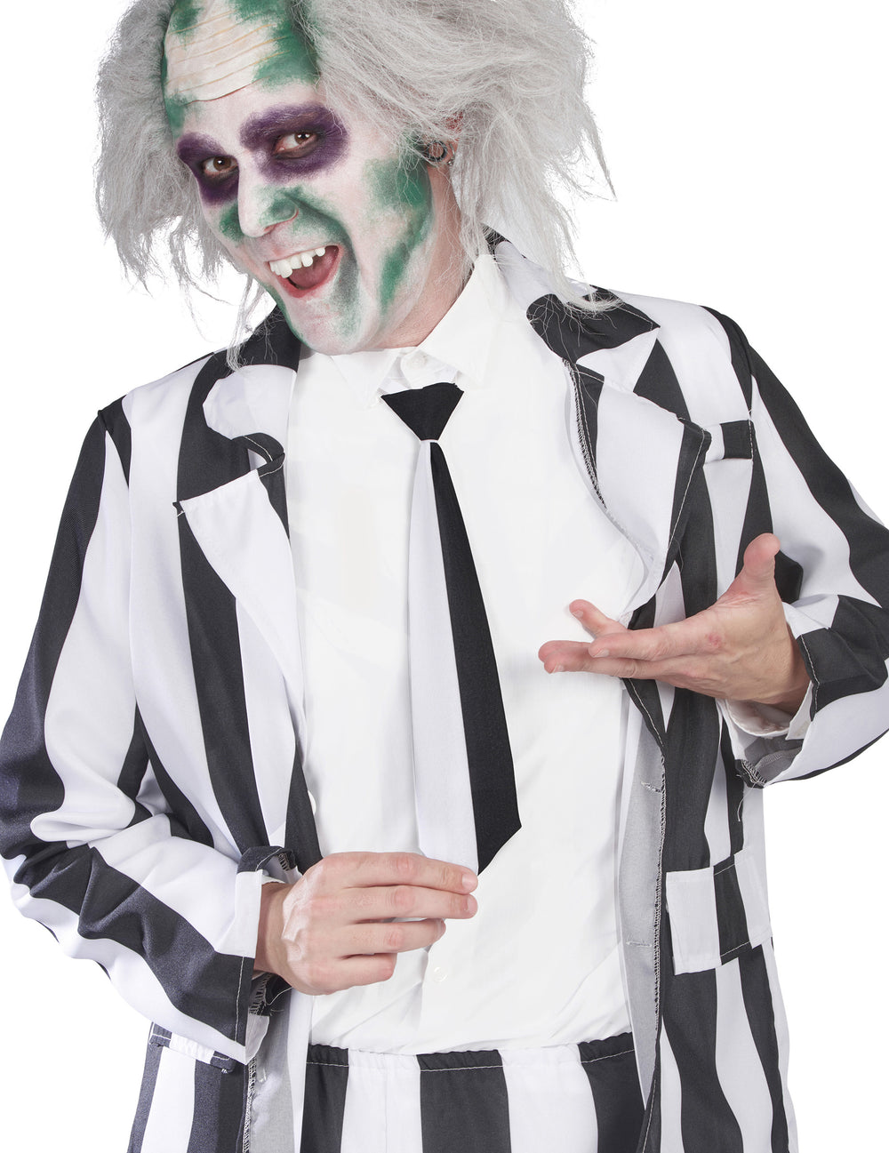 Gros plan sur le buste du costume de fantôme à rayures noires et blanches pour homme