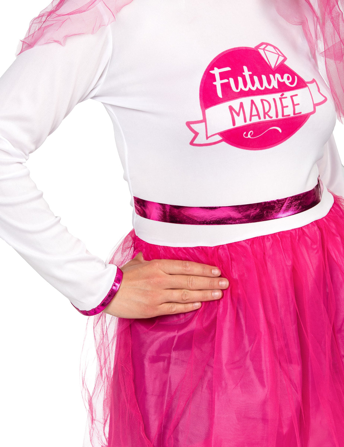 Gros plan sur le logo et le tutu du costume future mariée