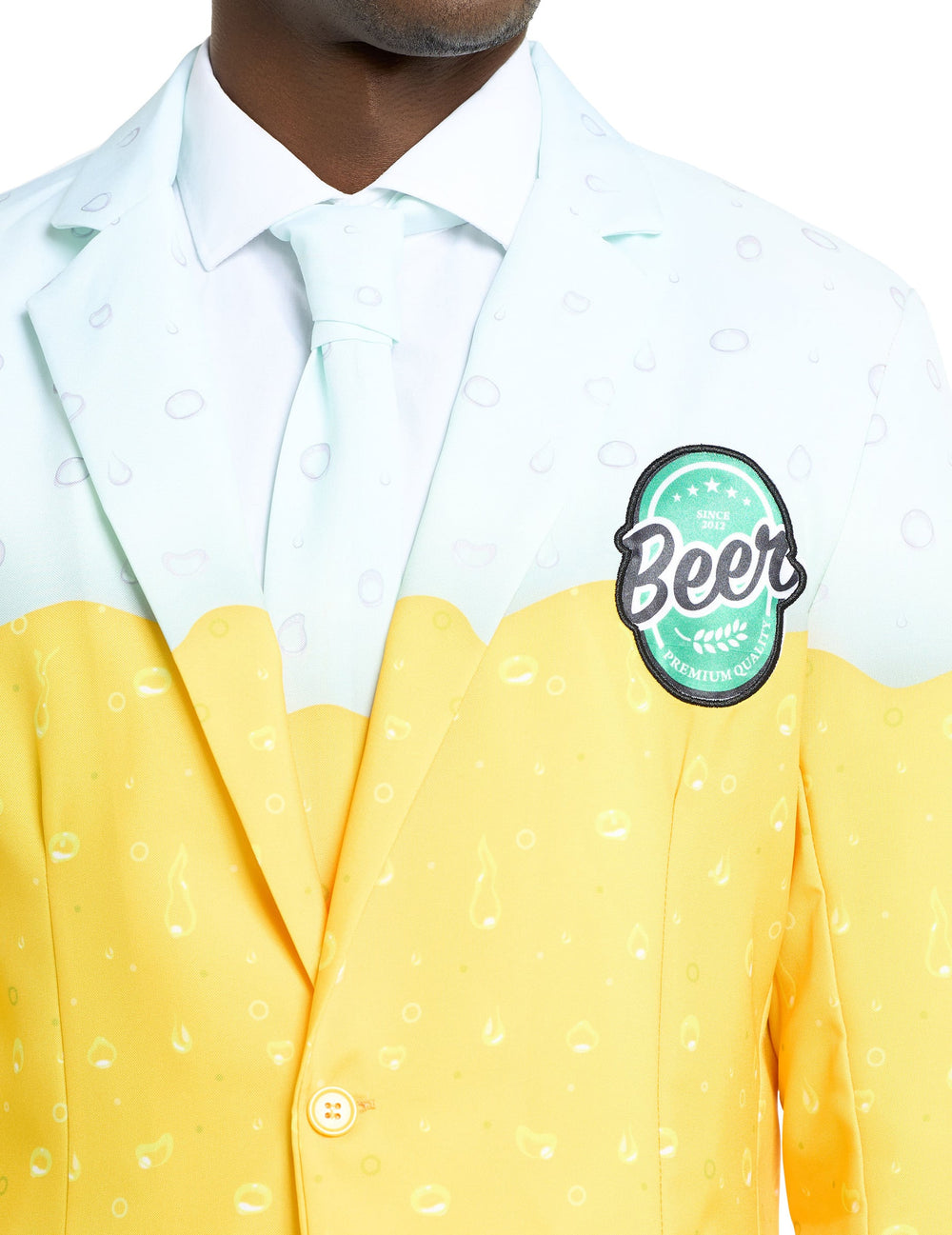 Détail de l'écusson et de la cravate du costume Mr Bière
