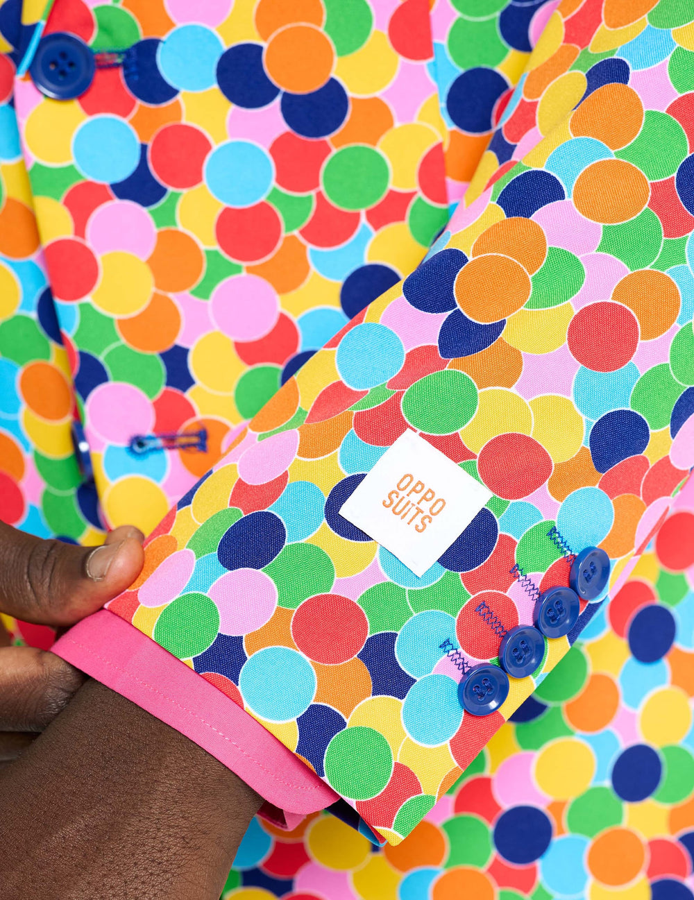 Détail de la manche et des boutons du costume Mr. Confetteroni Opposuits pour homme