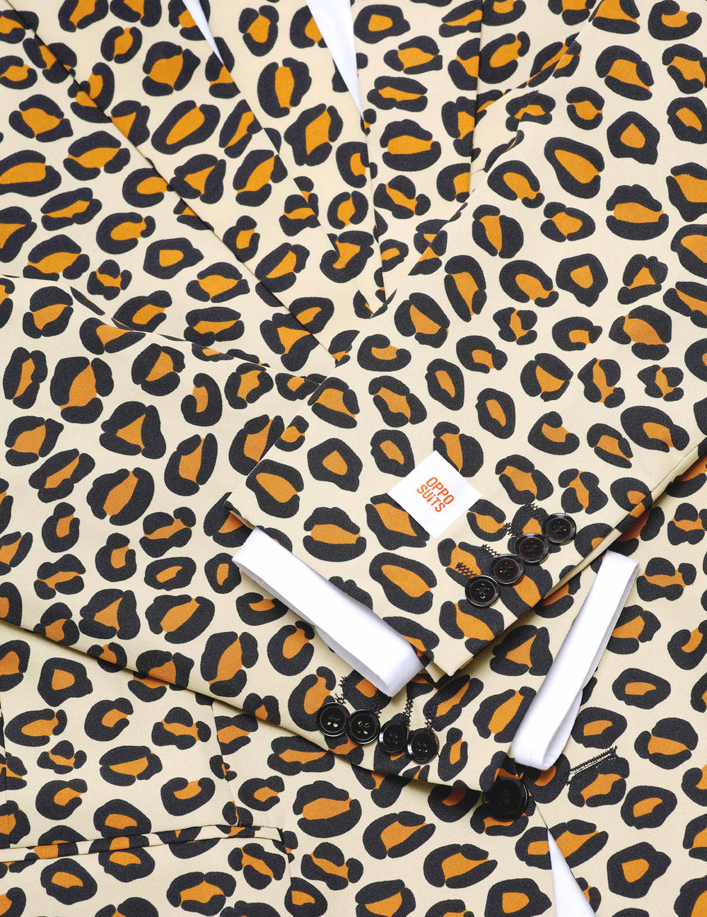 Gros plan sur les boutons de manche du Costume Mr. Jaguar