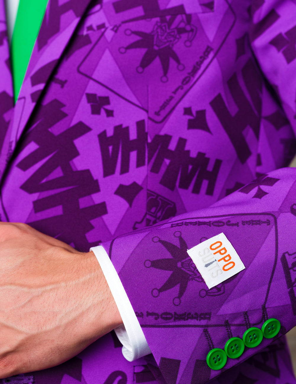 Gros plan sur l'étiquette Opposuits de la manche du costume Mr. Joker™ pour homme