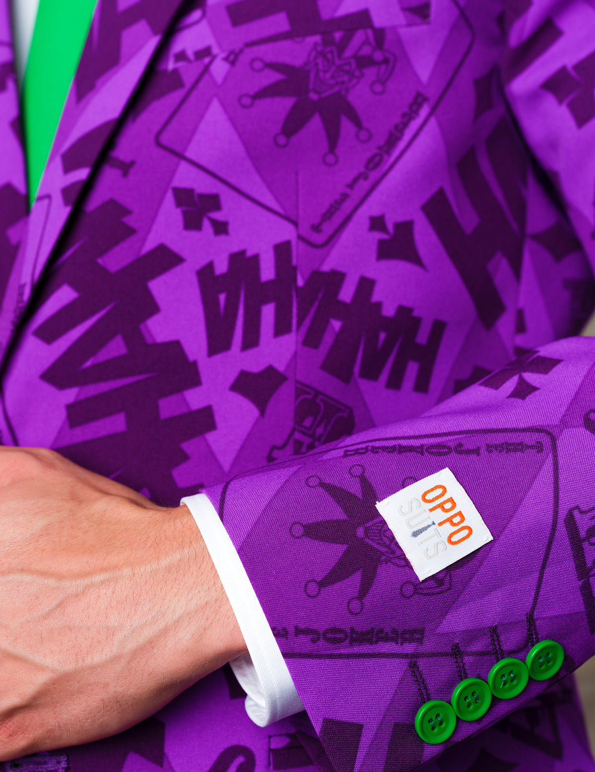 Gros plan sur l'étiquette Opposuits de la manche du costume Mr. Joker™ pour homme