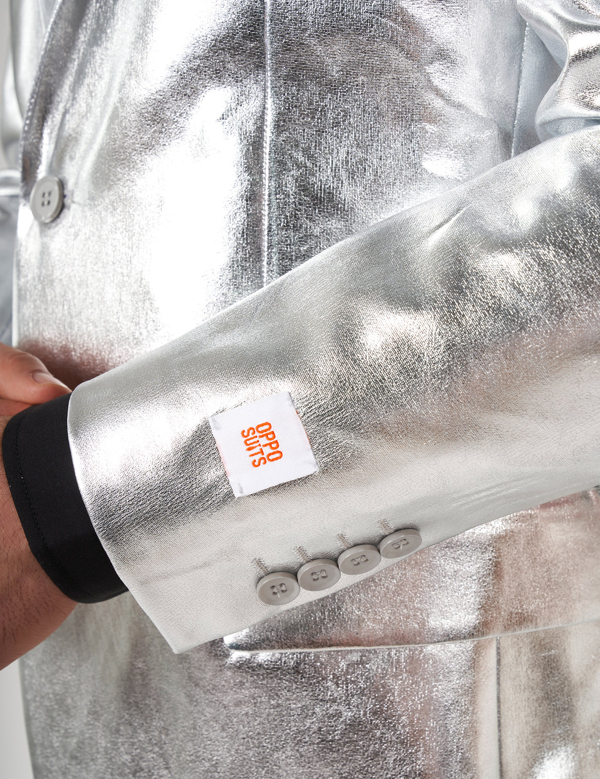 Détail de l'étiquette sur la manche du Costume Mr. Shiny Silver pour homme