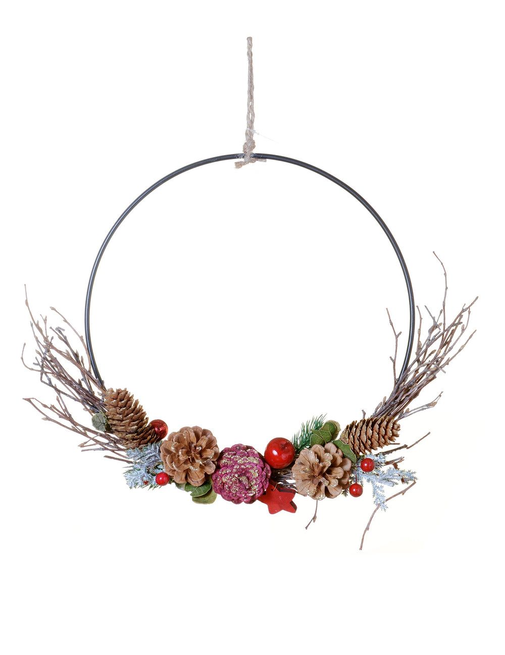 Couronne à suspendre nature traditionnelle aux pommes de pin et baies rouges