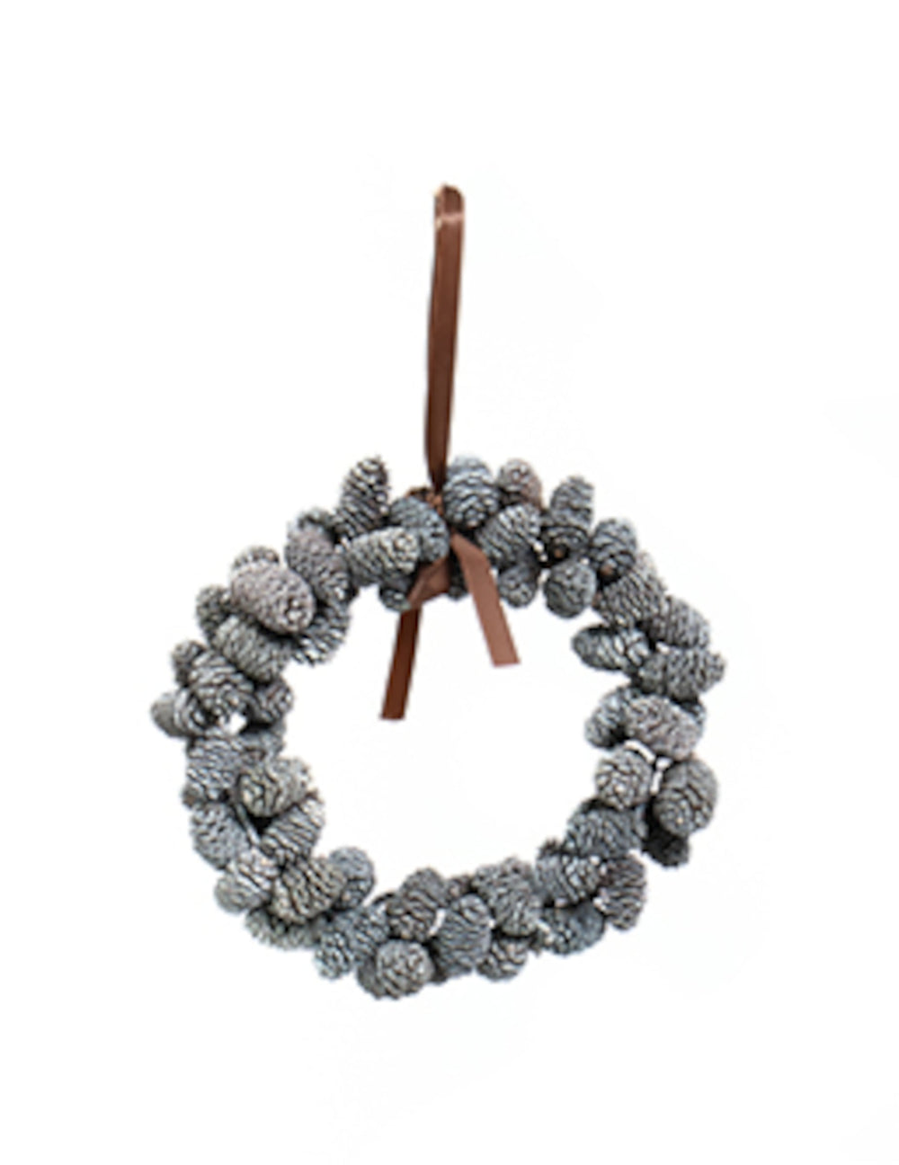 Couronne à suspendre pommes de pin enneigées pour décoration de Noël grise avec ruban marron