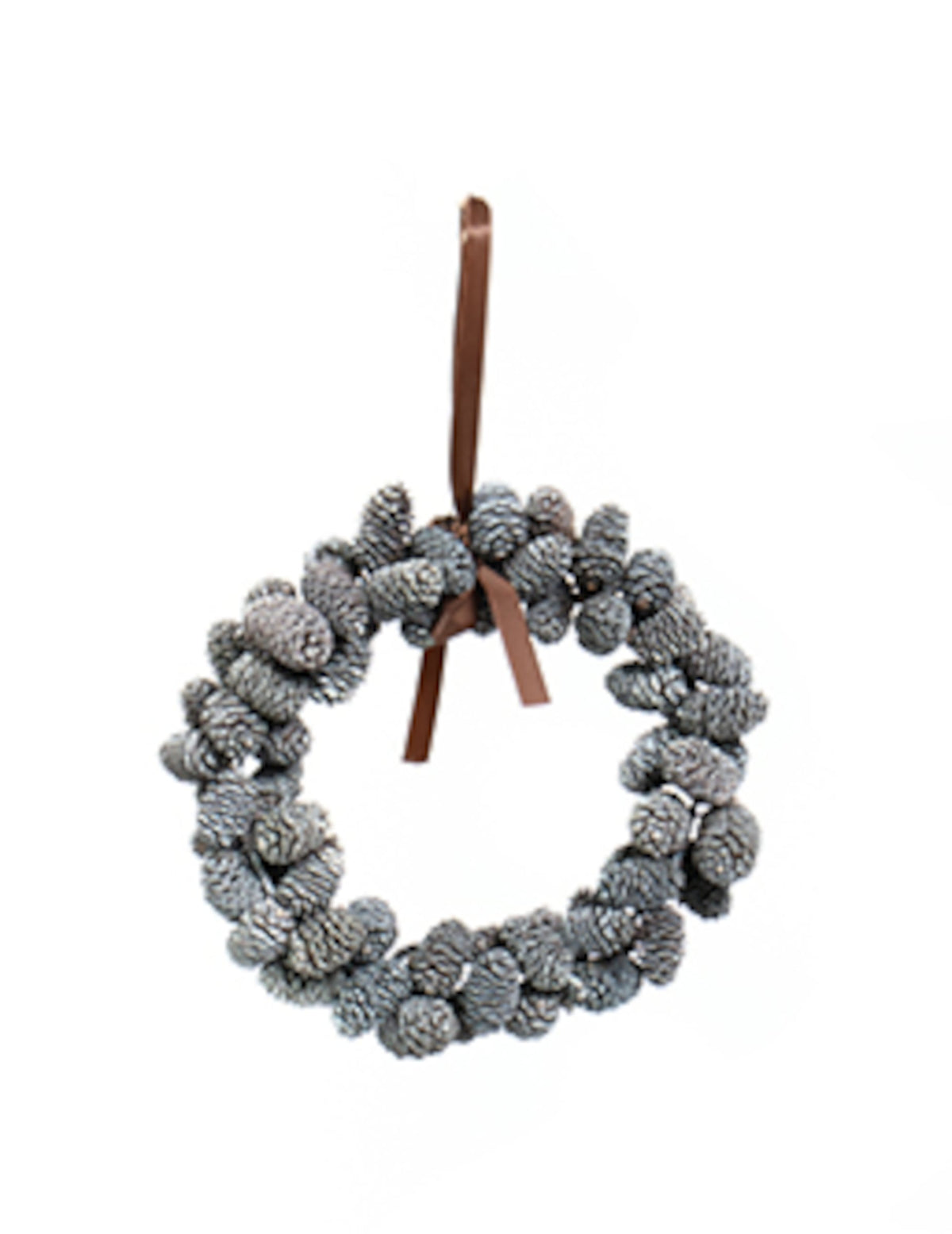 Couronne à suspendre pommes de pin enneigées pour décoration de Noël grise avec ruban marron