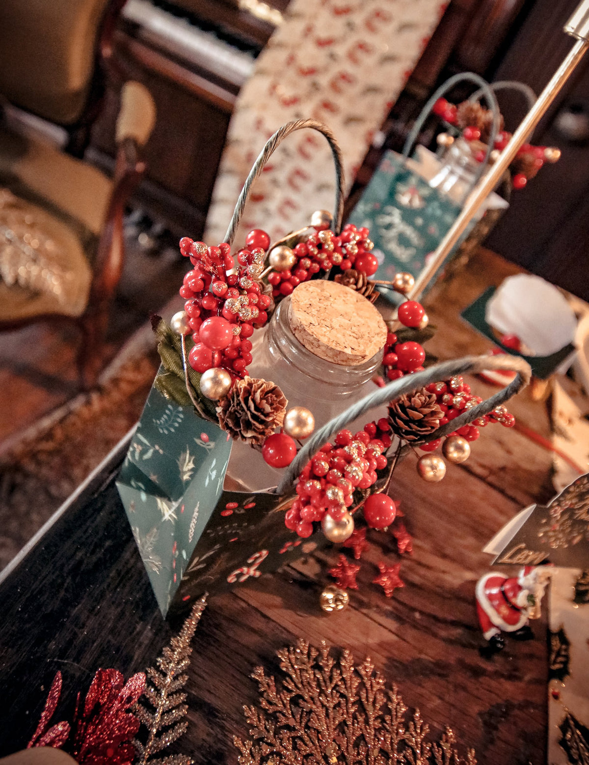 Mise en situation de la couronne de baies de Noël pour décoration rouge et or avec pommes de pin