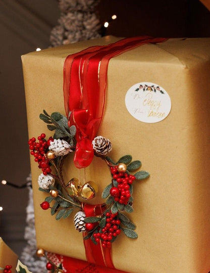 Coroa de folhagens bagas e pinhas verde vermelho e dourado 15 cm