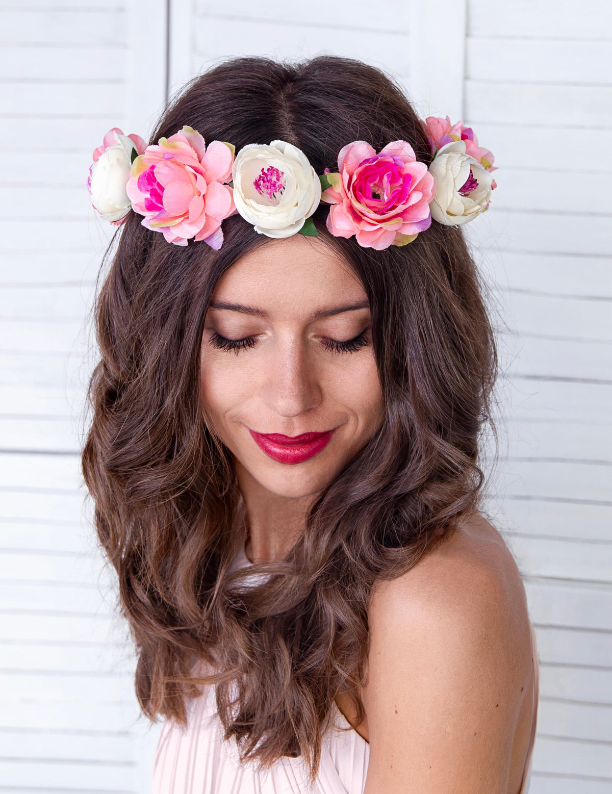 Gros plan sur les fleurs de la couronne de fleurs pour femme