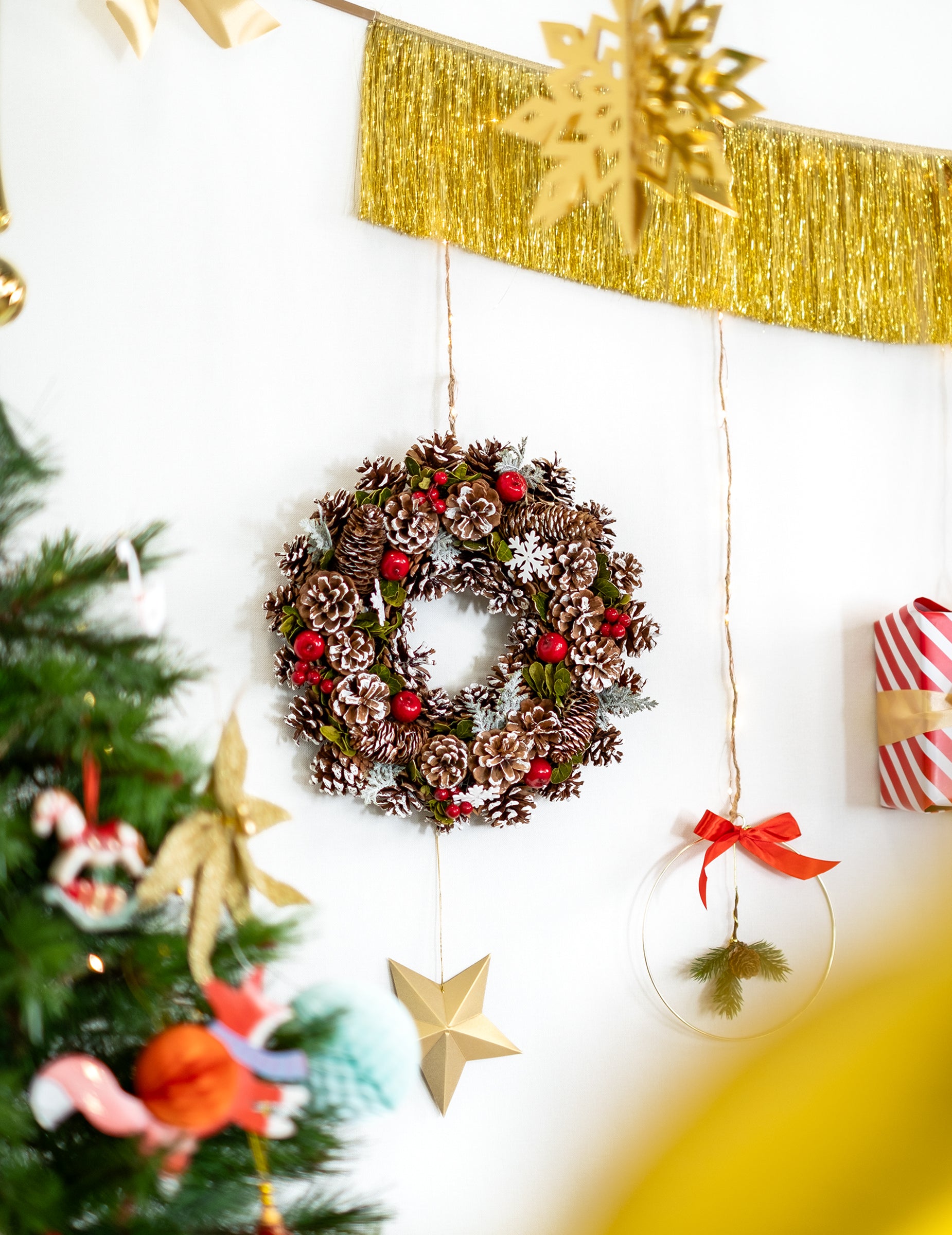 Mise en situation de la couronne de noël baies des bois traditionnelle