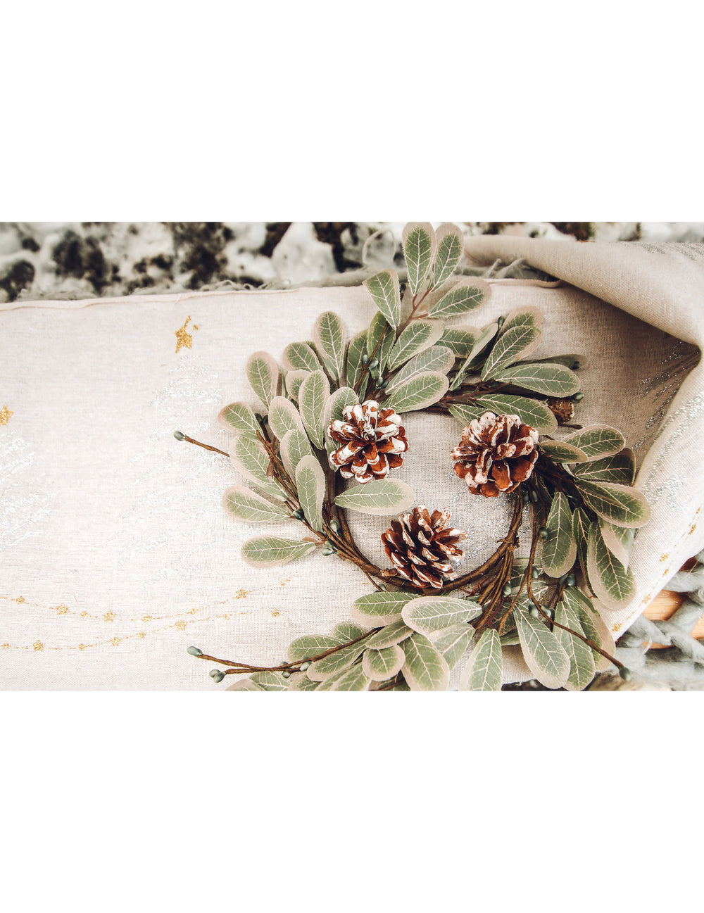 Gros plan sur les feuilles et pommes de pin de la couronne de Noël eucalyptus et pommes de pin